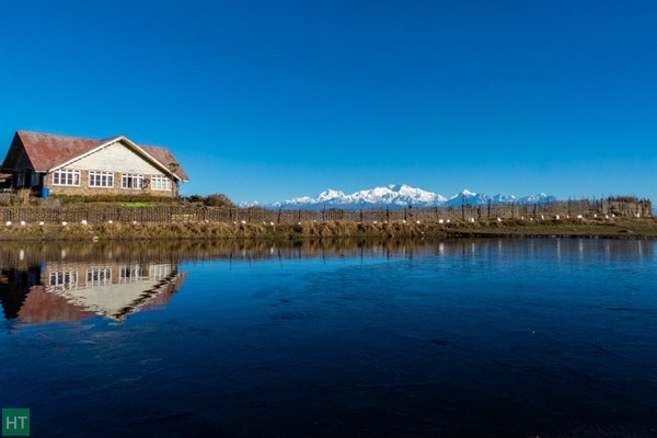 reflection-of-tonglu-trekkers-hut-on-the-adjacent-lake