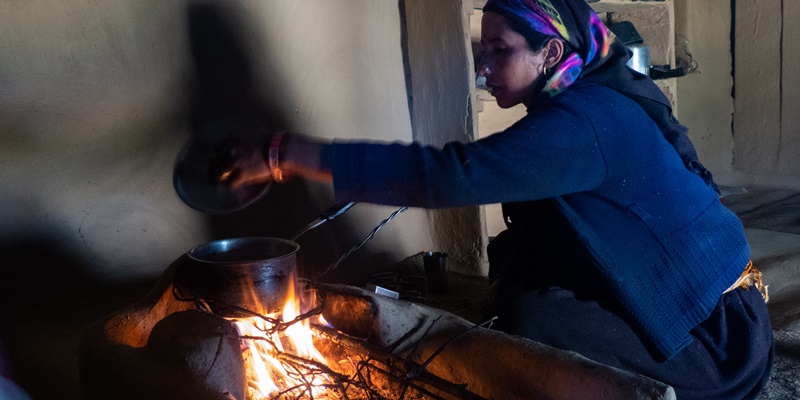 inside-village-home-traditional-kitchen