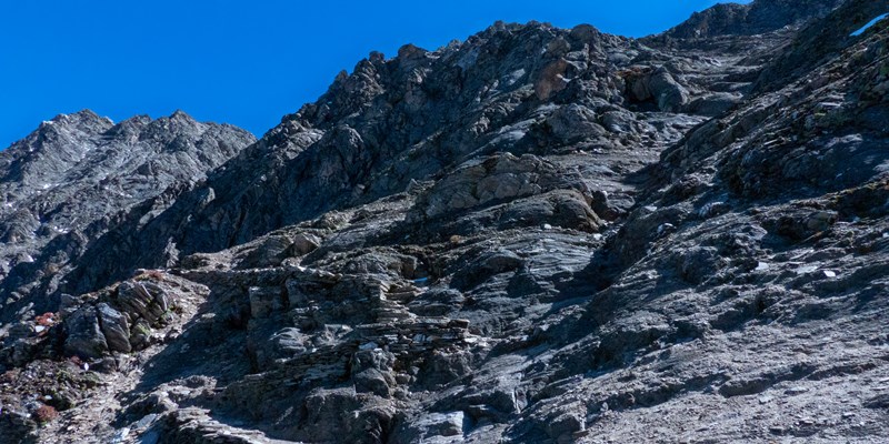 rocky-trail-to-roopkund