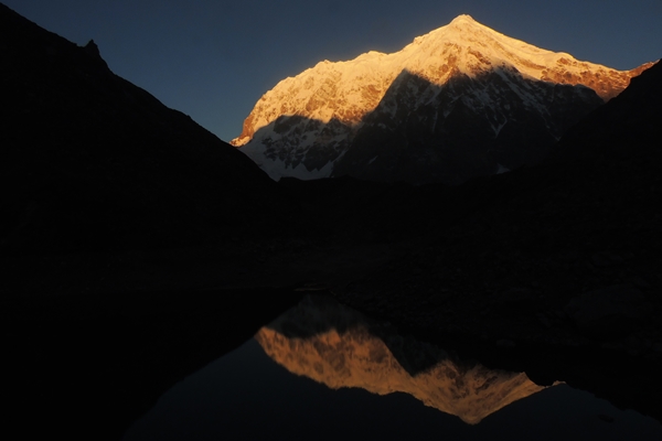 towering-chaukhamba-during-autumn