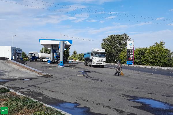 mini-market-shop-with-gas-stations-on-the-go-KG
