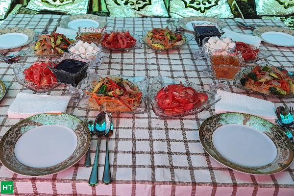 salads-fruits-cheese-pickles-jam-veg-meals-in-central-asia